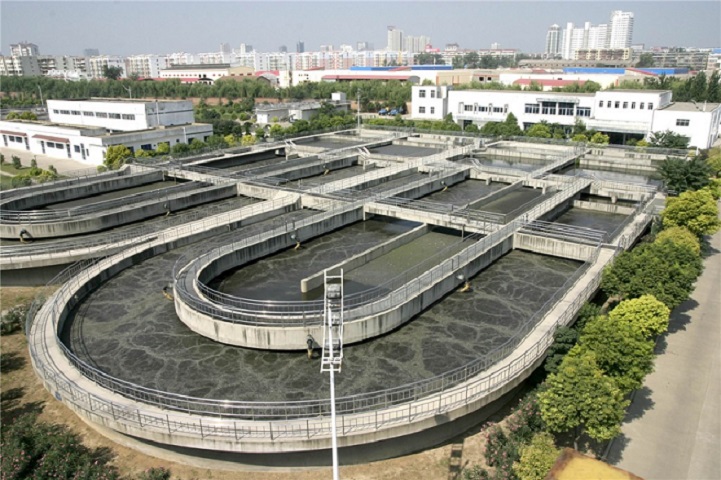 洛阳市涧西污水处理厂原工艺采用AAO活性污泥法,池型为类似氧化沟循环流式,升级改造工艺在原有AAO好氧区内投加悬浮填料,增加内回流,形成MBBR--活性污泥复合工艺,处理效率高,抗冲击性强,升级改造后出水水质由一级B标准升级为一级标准。